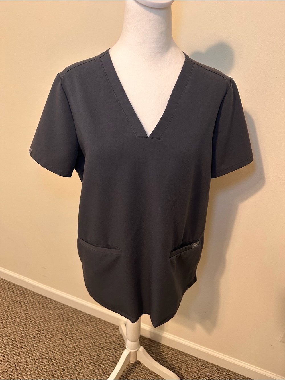 FIGS Casma Three Pocket V Neck Charcoal Gray Scrub Size Medium